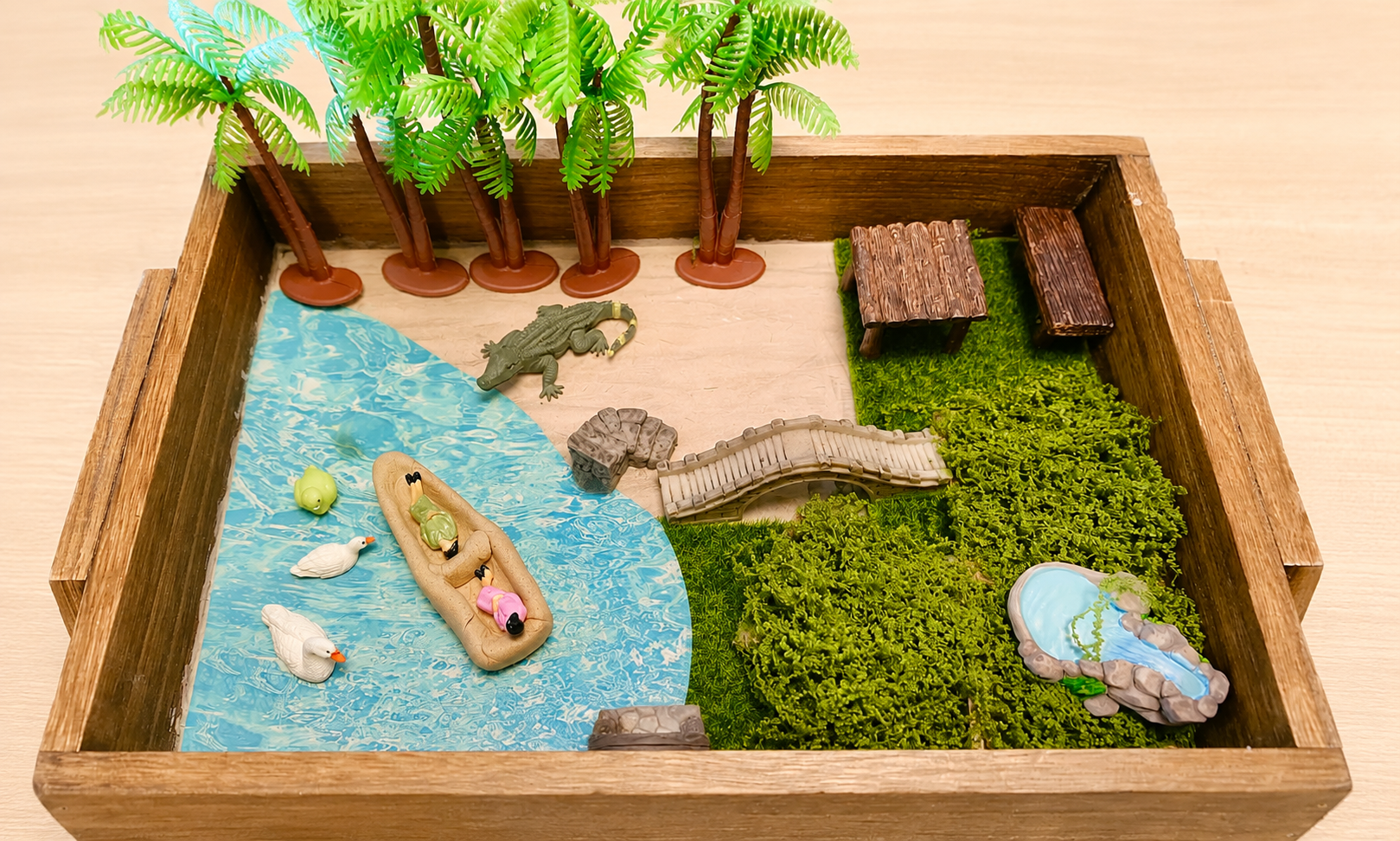 余白を活かして制作された箱庭作品の一例